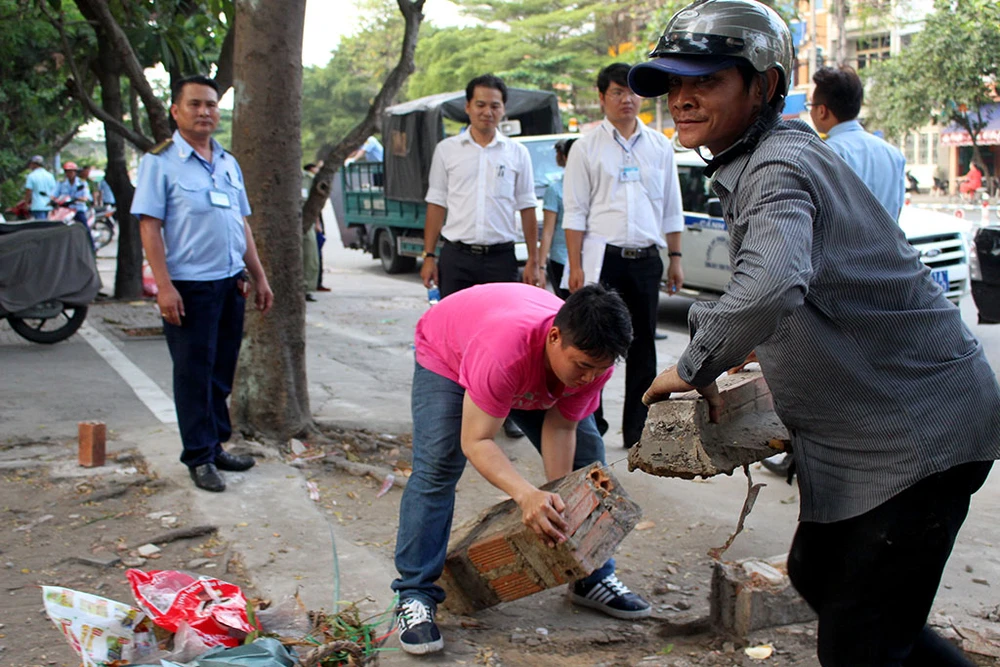 Nữ chủ tịch phường Bình Trị Đông B xăn tay dẹp vỉa hè ảnh 11 Nữ chủ tịch phường Bình Trị Đông B xăn tay dẹp vỉa hè ảnh 11