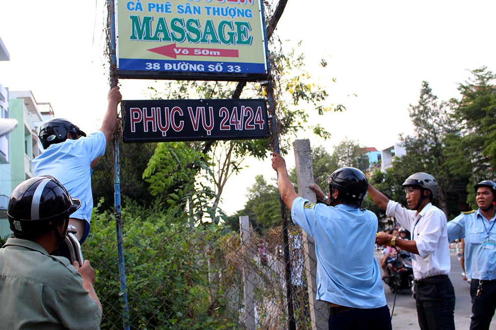 Nữ chủ tịch phường Bình Trị Đông B xăn tay dẹp vỉa hè ảnh 12 Nữ chủ tịch phường Bình Trị Đông B xăn tay dẹp vỉa hè ảnh 12