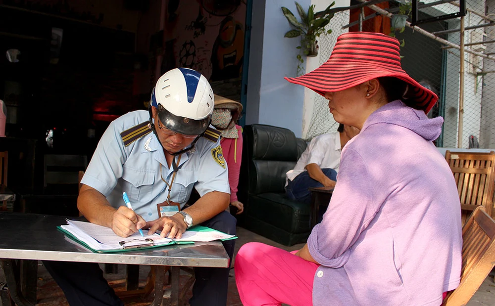 Nữ chủ tịch phường Bình Trị Đông B xăn tay dẹp vỉa hè ảnh 9 Nữ chủ tịch phường Bình Trị Đông B xăn tay dẹp vỉa hè ảnh 9