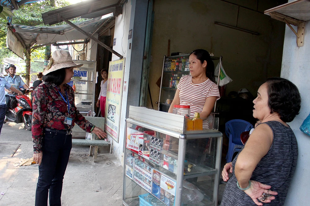 Nữ chủ tịch phường Bình Trị Đông B xăn tay dẹp vỉa hè ảnh 8 Nữ chủ tịch phường Bình Trị Đông B xăn tay dẹp vỉa hè ảnh 8