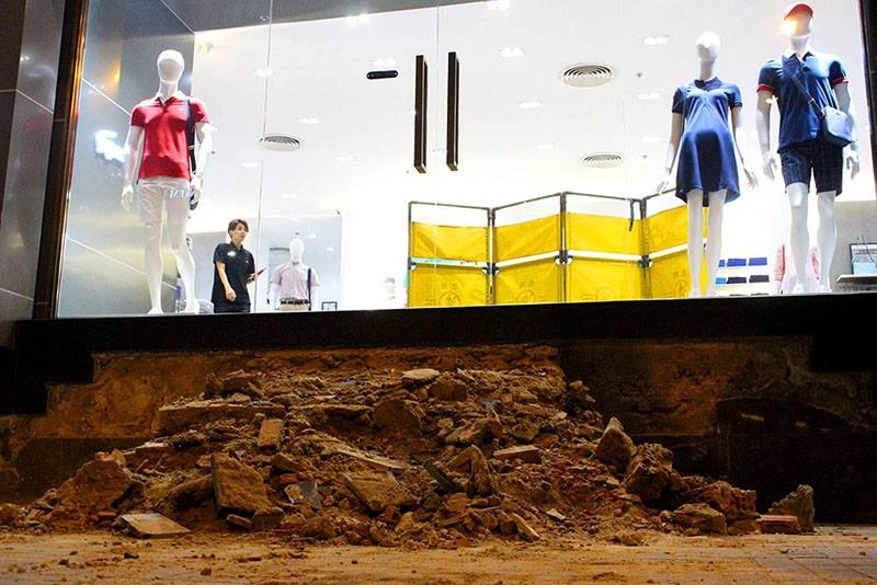 Ông Hải đập bậc tam cấp 10 cửa hàng trước khách sạn ảnh 6