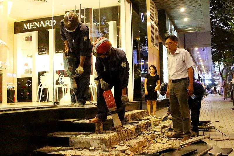 Ông Hải đập bậc tam cấp 10 cửa hàng trước khách sạn ảnh 3