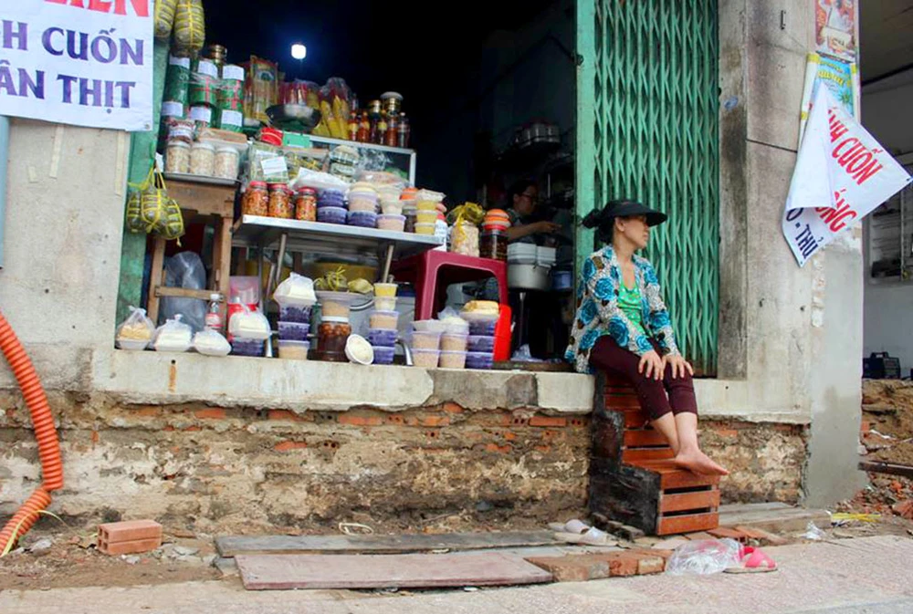 Phá bậc thềm, dân bắc thang vô nhà: Quận 1 nói gì? ảnh 2