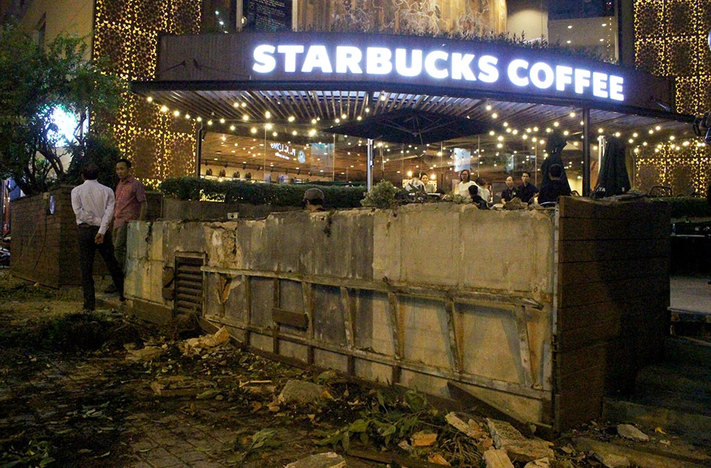 Quận 1 cẩu hàng rào quán cà phê Starbucks ảnh 8