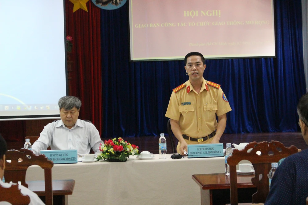 CSGT bàn cách giải 10 điểm kẹt xe kinh hoàng ở TP.HCM ảnh 2