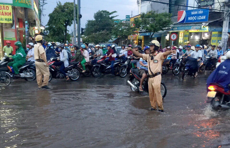 CSGT quận 12 giúp dân 'cứu' xe chết máy qua điểm ngập ảnh 2