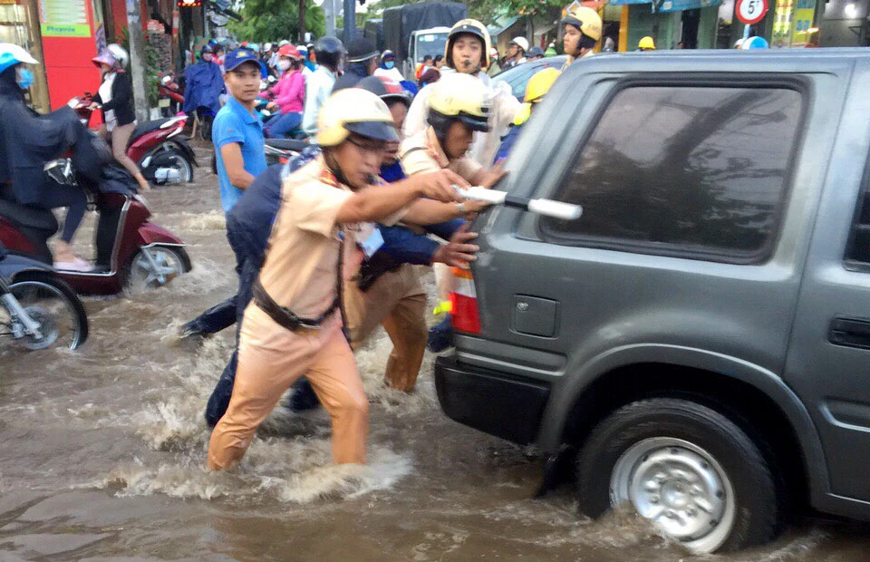 CSGT quận 12 giúp dân 'cứu' xe chết máy qua điểm ngập ảnh 3