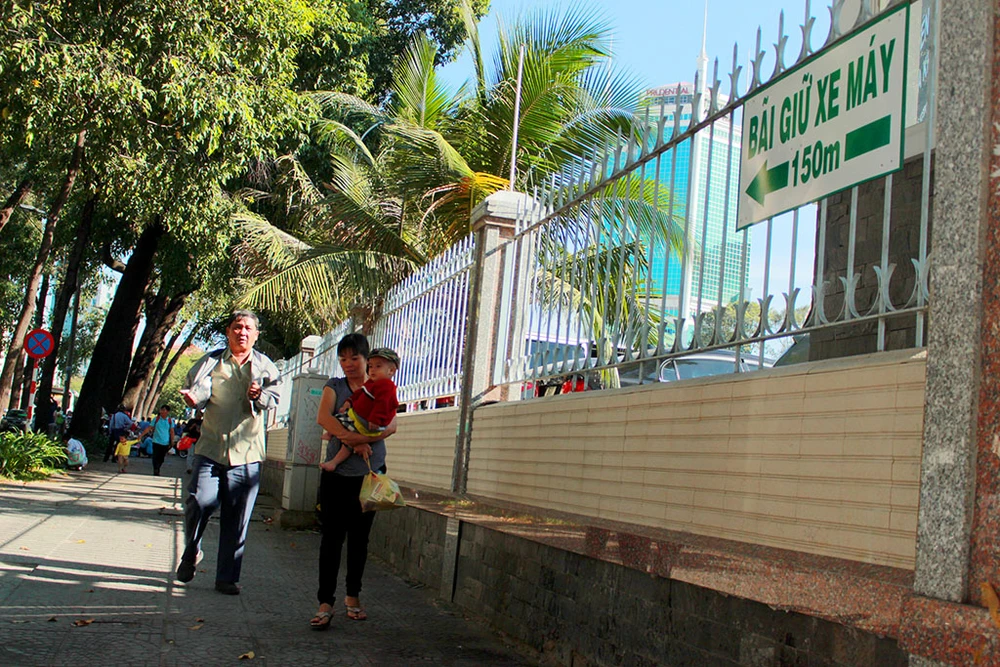 Sau 'lệnh' của ông Hải, nhiều bãi giữ xe đóng cửa gấp ảnh 1