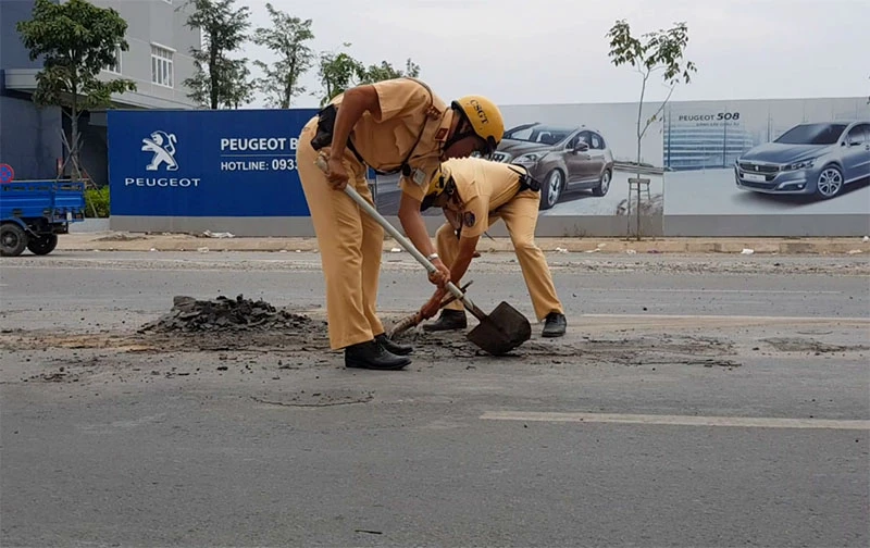 CSGT truy xe tải làm rơi bùn đất ở Bình Tân để phạt ảnh 3