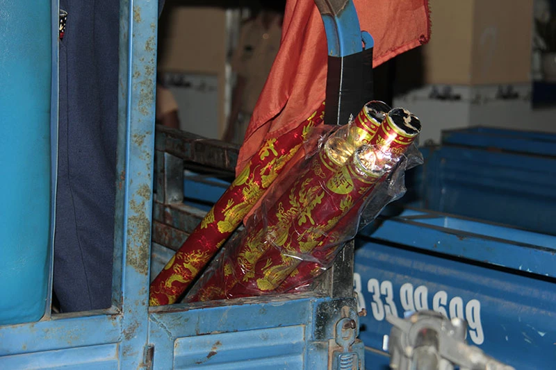 CSGT căng mình xử lý nhiều xe ba gác chở người cổ vũ ảnh 4 CSGT căng mình xử lý nhiều xe ba gác chở người cổ vũ ảnh 4