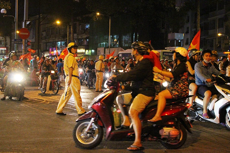 Nhiều tuyến đường Sài Gòn náo loạn vì bão U-23 ảnh 9