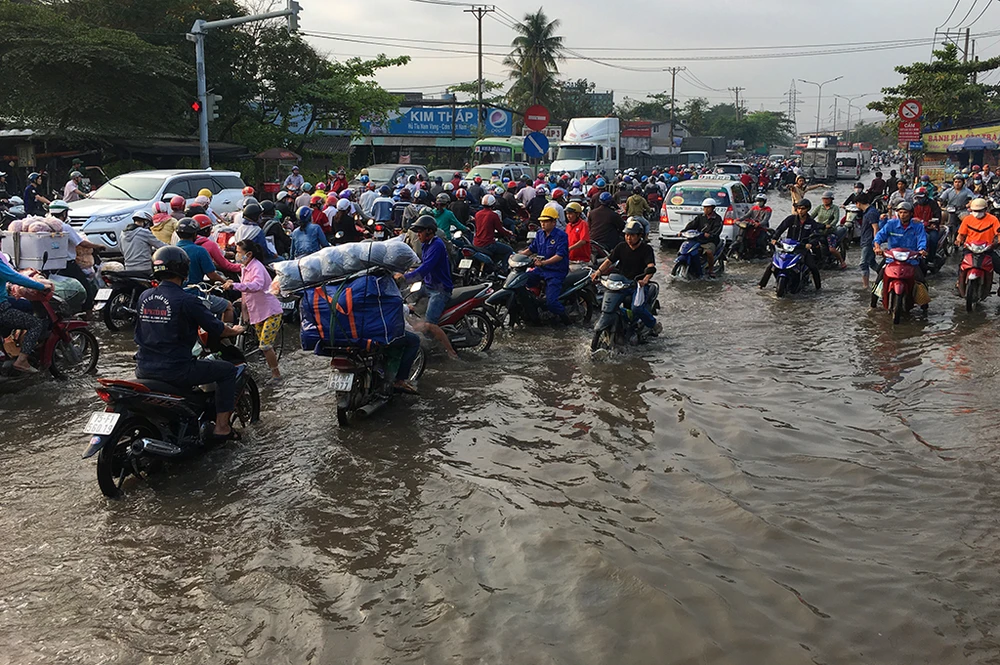 TP.HCM: Triều cường dâng cao, kẹt xe dài ở QL1 ảnh 4