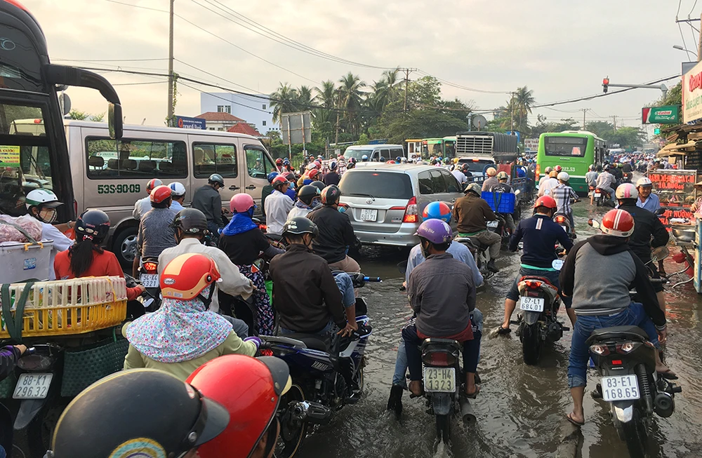 TP.HCM: Triều cường dâng cao, kẹt xe dài ở QL1 ảnh 3
