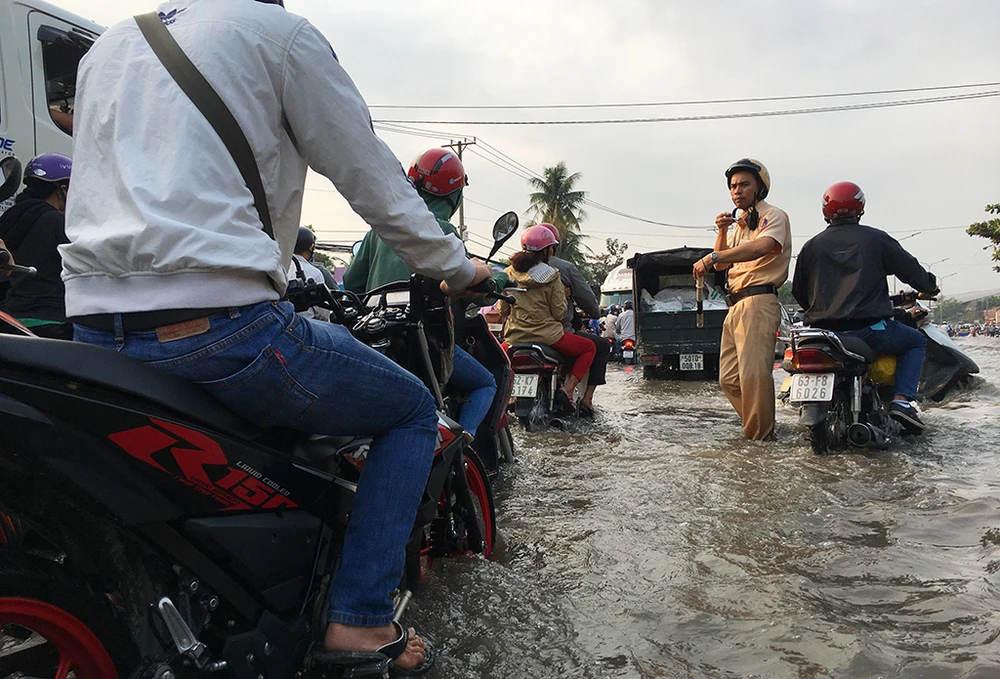 TP.HCM: Triều cường dâng cao, kẹt xe dài ở QL1 ảnh 5