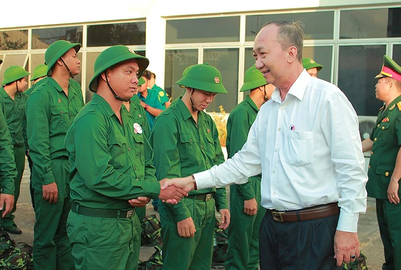 Tân Bình: Nhiều thanh niên viết đơn tự nguyện nhập ngũ ảnh 2