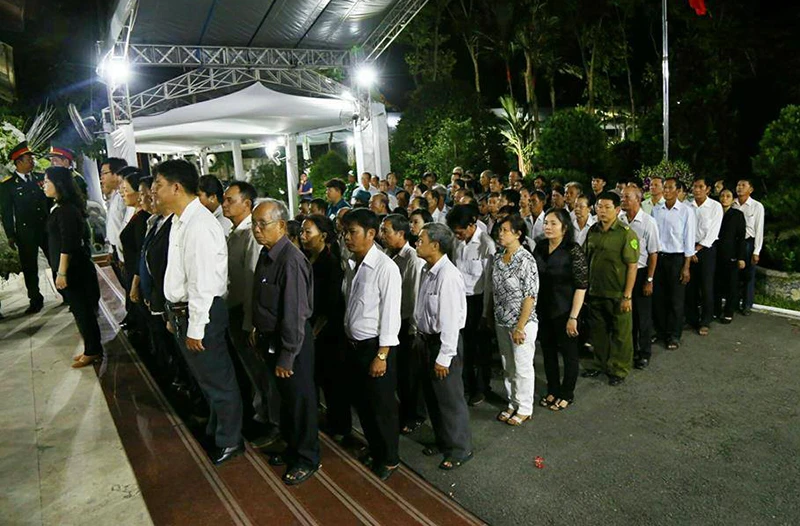 Cả xã hẹn nhau đi viếng nguyên Thủ tướng Phan Văn Khải ảnh 6