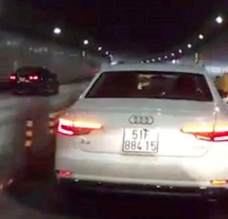 CSGT phạt nguội xe Audi chiếm làn xe máy ở hầm Thủ Thiêm ảnh 1