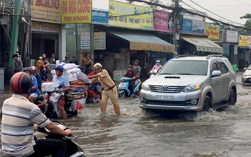 Xe chết máy, người dân bì bõm ở quốc lộ dù trời không mưa ảnh 2