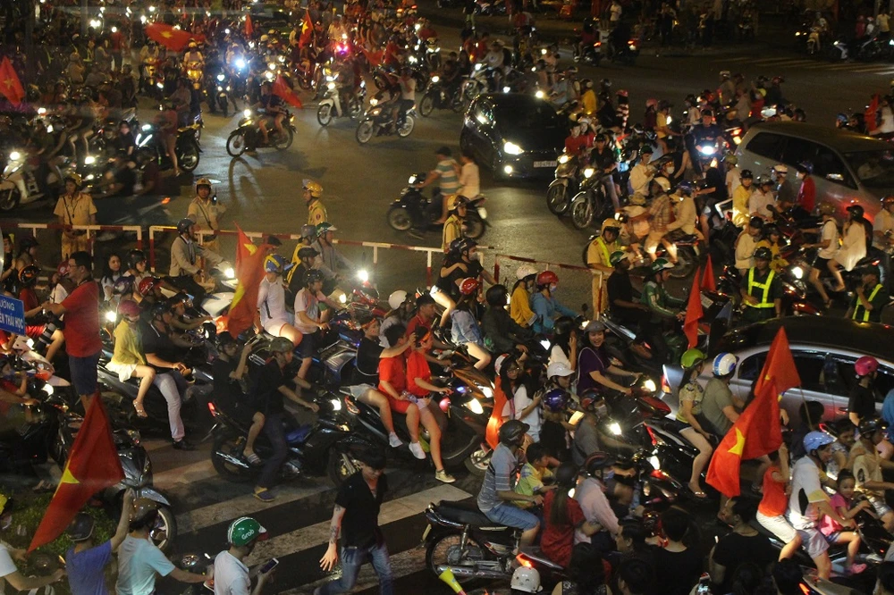 CSGT lọt thỏm giữa dòng người đi “bão” ảnh 4