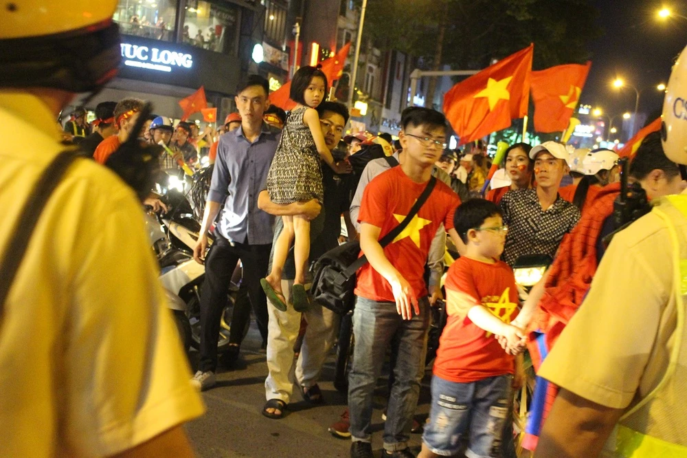 CSGT lọt thỏm giữa dòng người đi “bão” ảnh 6