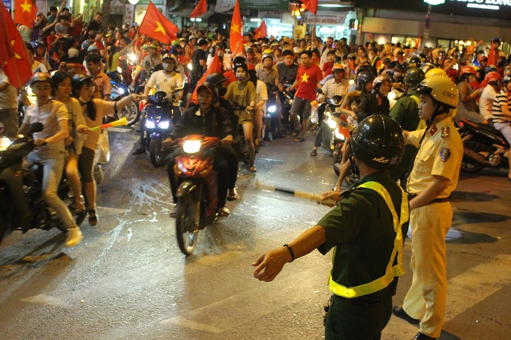 CSGT lọt thỏm giữa dòng người đi “bão” ảnh 7