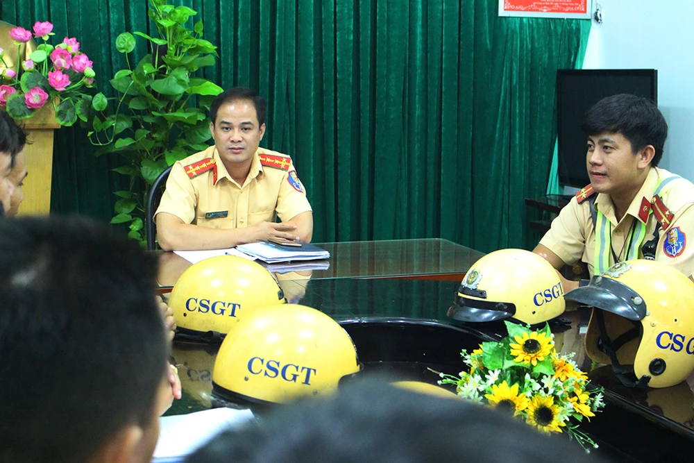 Dân nhậu gọi điện liên tục khi bị CSGT đo nồng độ cồn ảnh 6