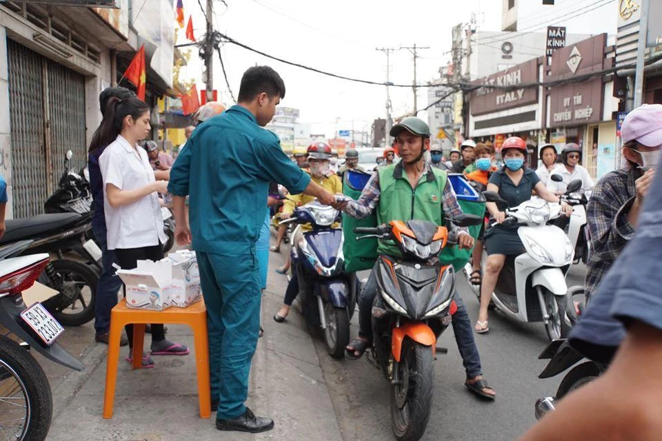 TP.HCM: Phường, quận tặng khẩu trang cho dân chống Corona ảnh 4
