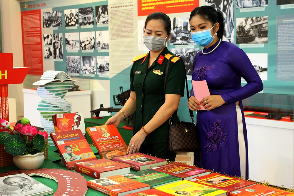 sach-duoc-trung-bay-tai-trien-lam-mua-xuan-dai-thang