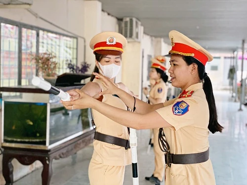 nu-csgt-dan-doan-tphcm