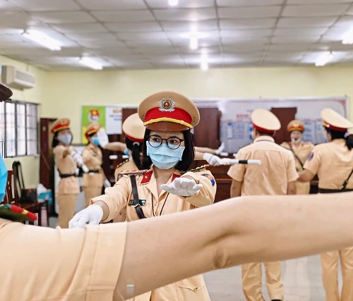 nu-csgt-dan-doan-tphcm