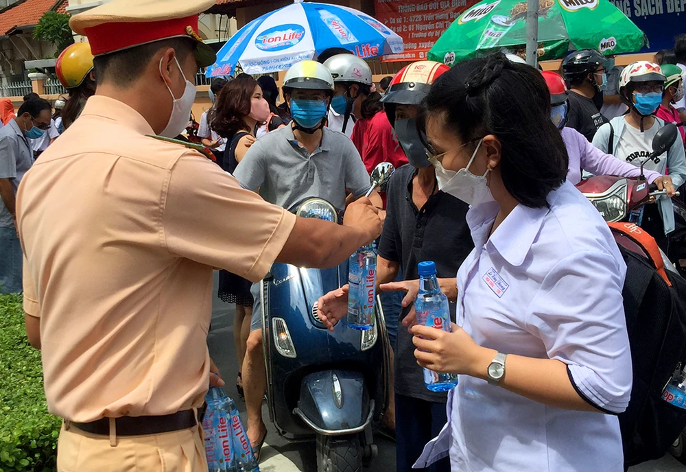 CSGT TP.HCM tặng khẩu trang cho thí sinh thi THPT ảnh 6