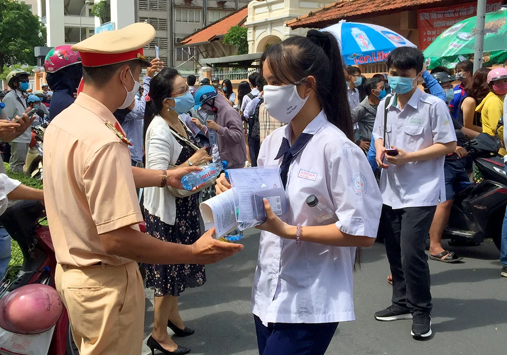 CSGT TP.HCM tặng khẩu trang cho thí sinh thi THPT ảnh 7