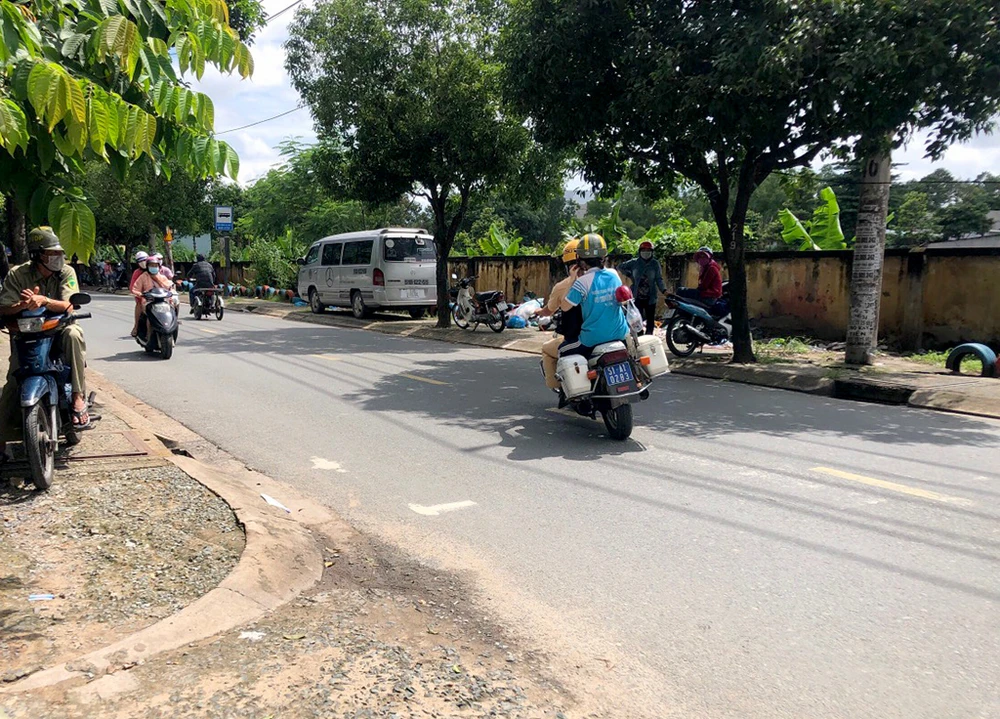 csgt-dua-nu-sinh-lay-giay-bao-du-thi