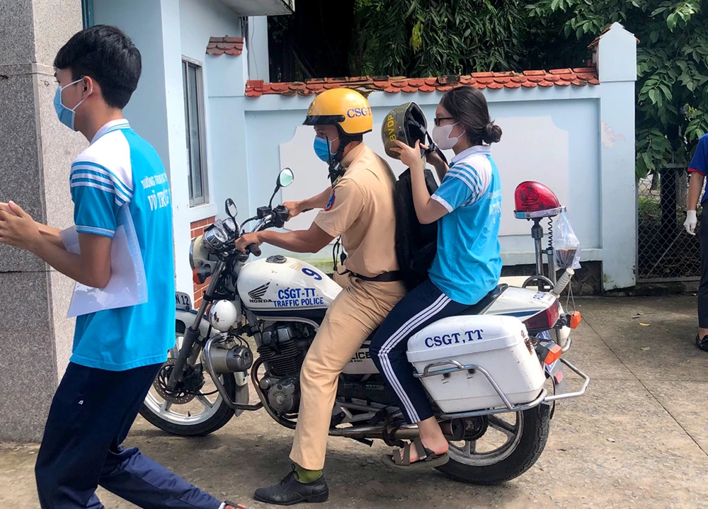 csgt-dua-nu-sinh-lay-giay-bao-du-thi