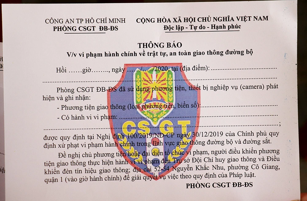 csgt-dan-thong-bao-tren-xe