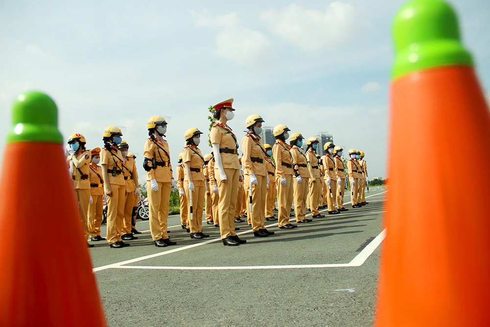 nu-csgt-dan-doan-tphcm