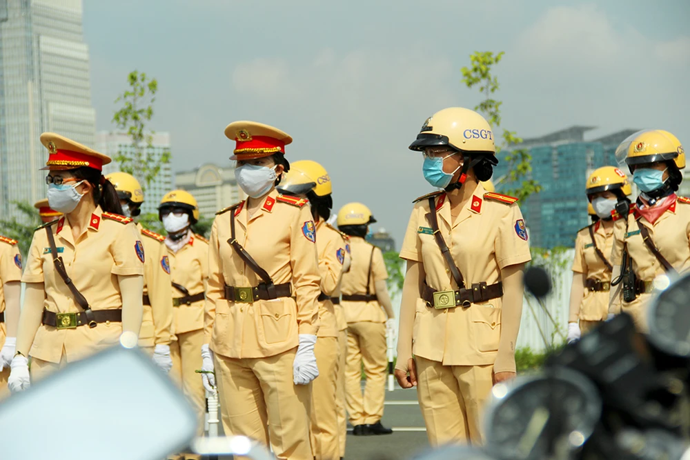 nu-csgt-dan-doan-tphcm