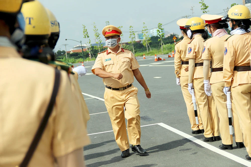 nu-csgt-dan-doan-tphcm