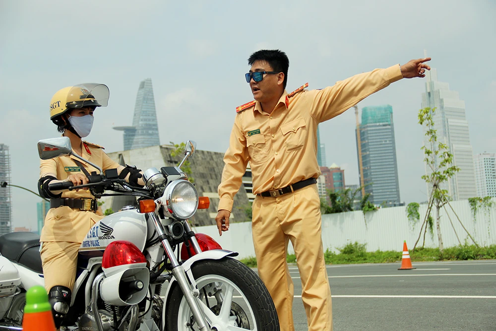 nu-csgt-dan-doan-tphcm