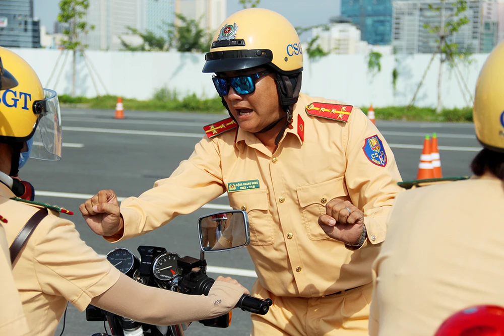 nu-csgt-dan-doan-tphcm