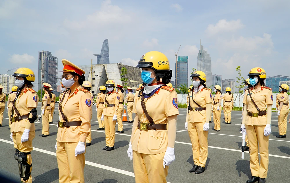 nu-csgt-dan-doan-tphcm