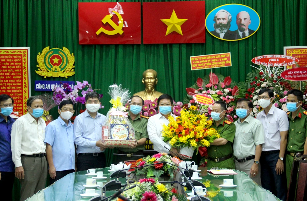 khen-thuong-cong-an-binh-tan