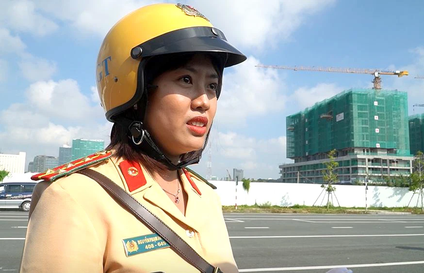 nu-csgt-dan-doan-tphcm