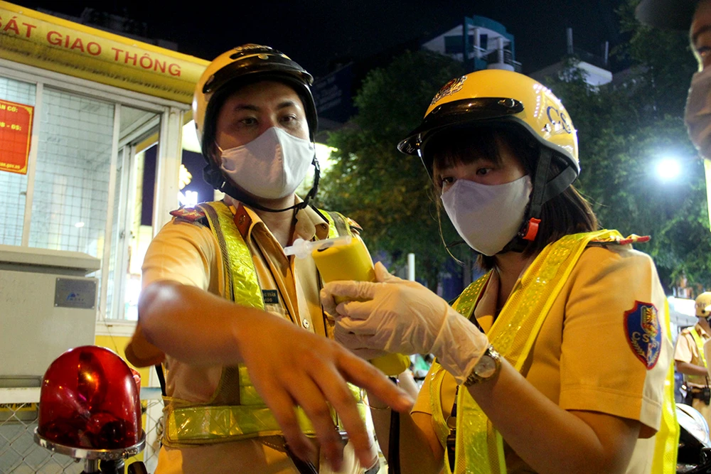 nu-csgt-kiem-tra-con