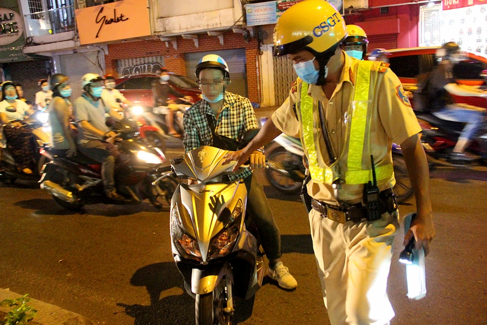 nu-csgt-kiem-tra-con