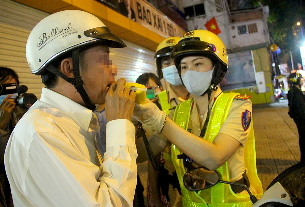 nu-csgt-kiem-tra-con