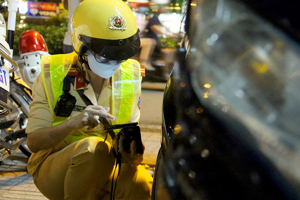 nu-csgt-kiem-tra-con