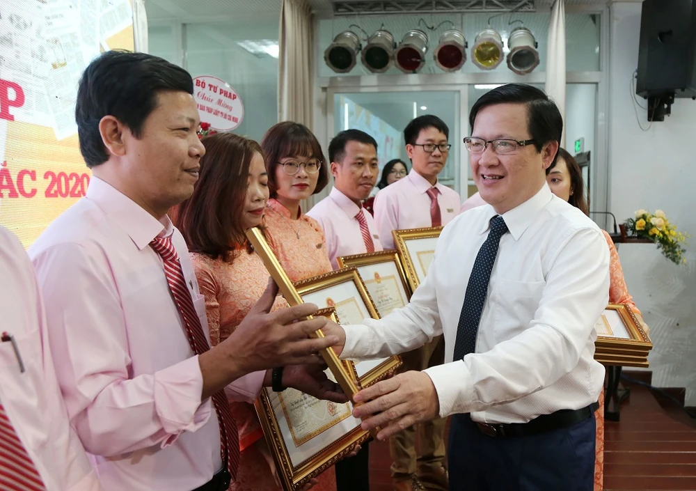 30-nam-bao-phap-luat-1