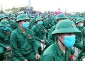 Tân binh đeo khẩu trang, đo thân nhiệt trong ngày nhập ngũ
