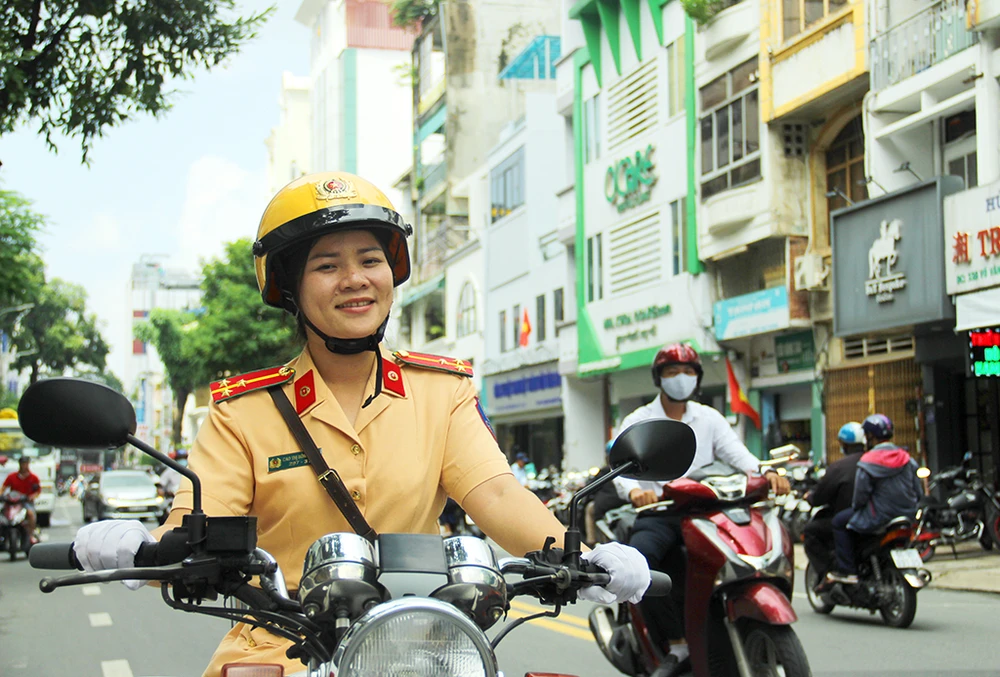 nu-csgt-dan-doan-tphcm